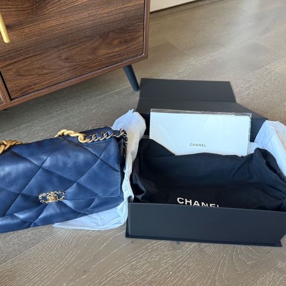 Chanel 19 Large Lambskin Flapbag in Bleu Marine - Picture 13 of 13